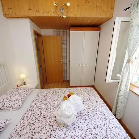 Blissful Bay - Classic Two Bedroom With Terrace Vrboska